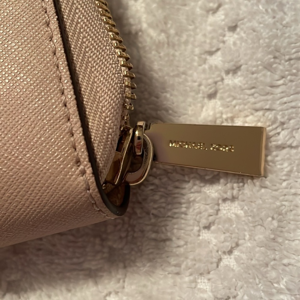 Michael Kors Continental leather wristlet in soft pink - Picture 2 of 15